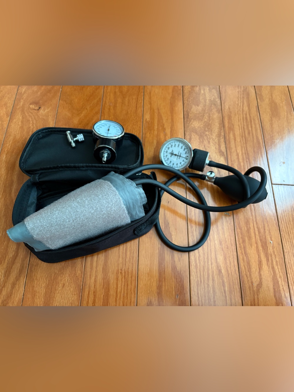 Black Aneroid Sphygmomanometer Blood Pressure Kit
